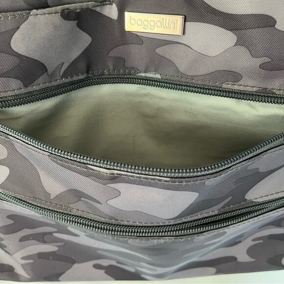 Baggallini Bucket Bagg - Crossbody - Gray Camo Size Medium - Picture 3 of 8